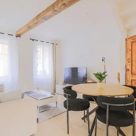 Ferienhaus Le Castille - Modern Garden 10 Mins From Station *